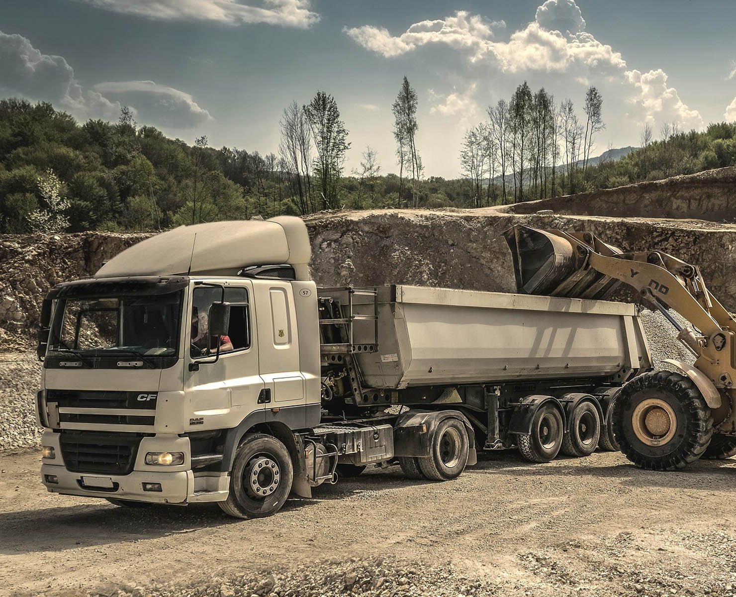 Vehículos de transporte de material pétreo - Grupo Empresarial D.F.P.C